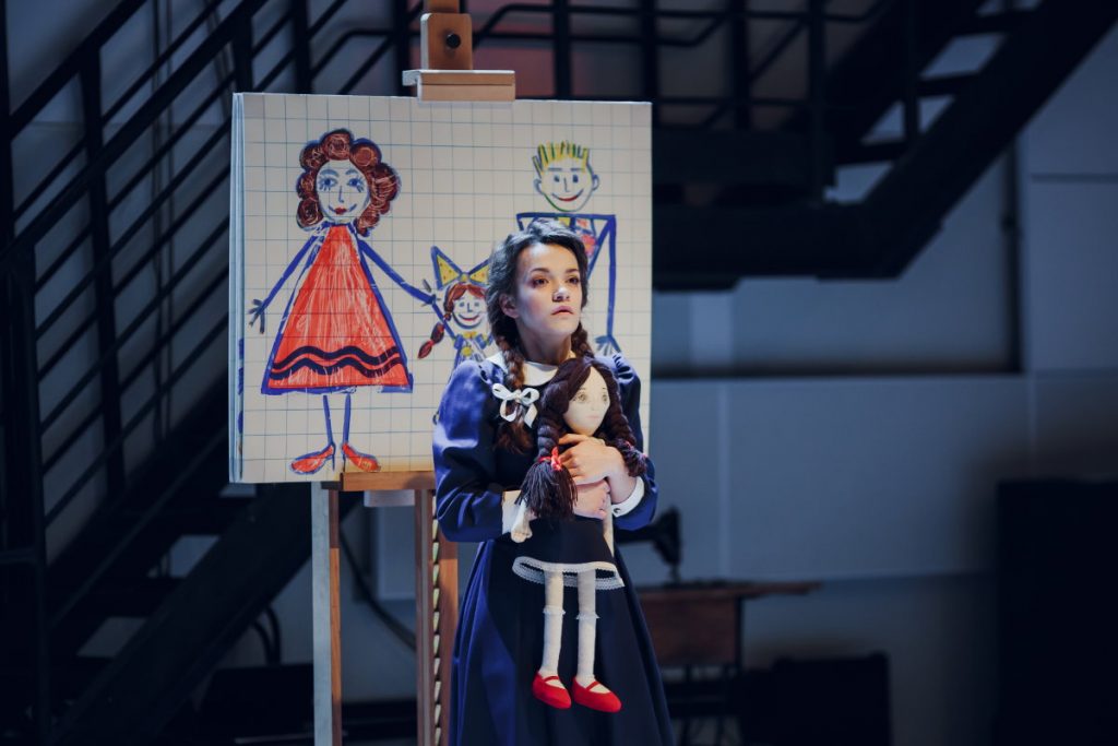 «Каханне як мілітарызм»: комедию Купаловского театра покажут в прямом эфире на VOKA