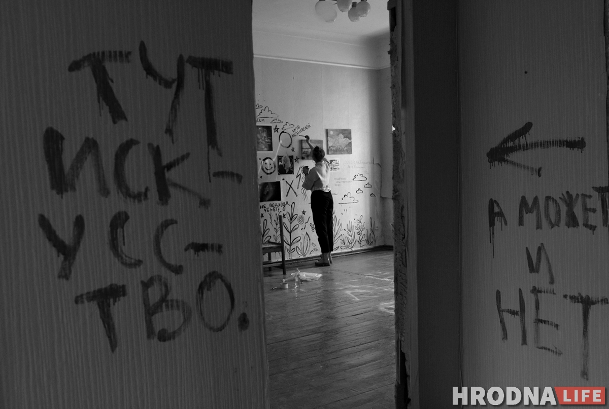 Галерея одного дня: молодые художники выставились в пустой квартире в центре Гродно