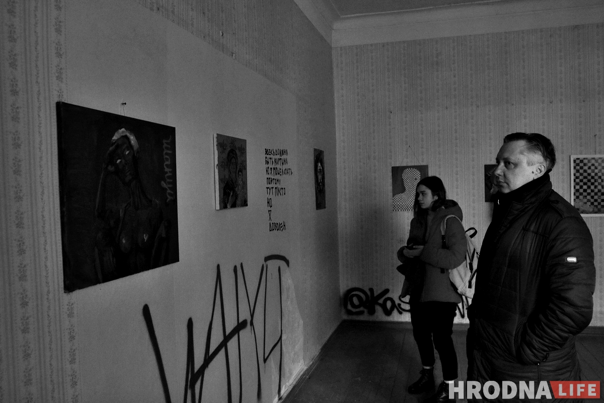 Галерея одного дня: молодые художники выставились в пустой квартире в центре Гродно