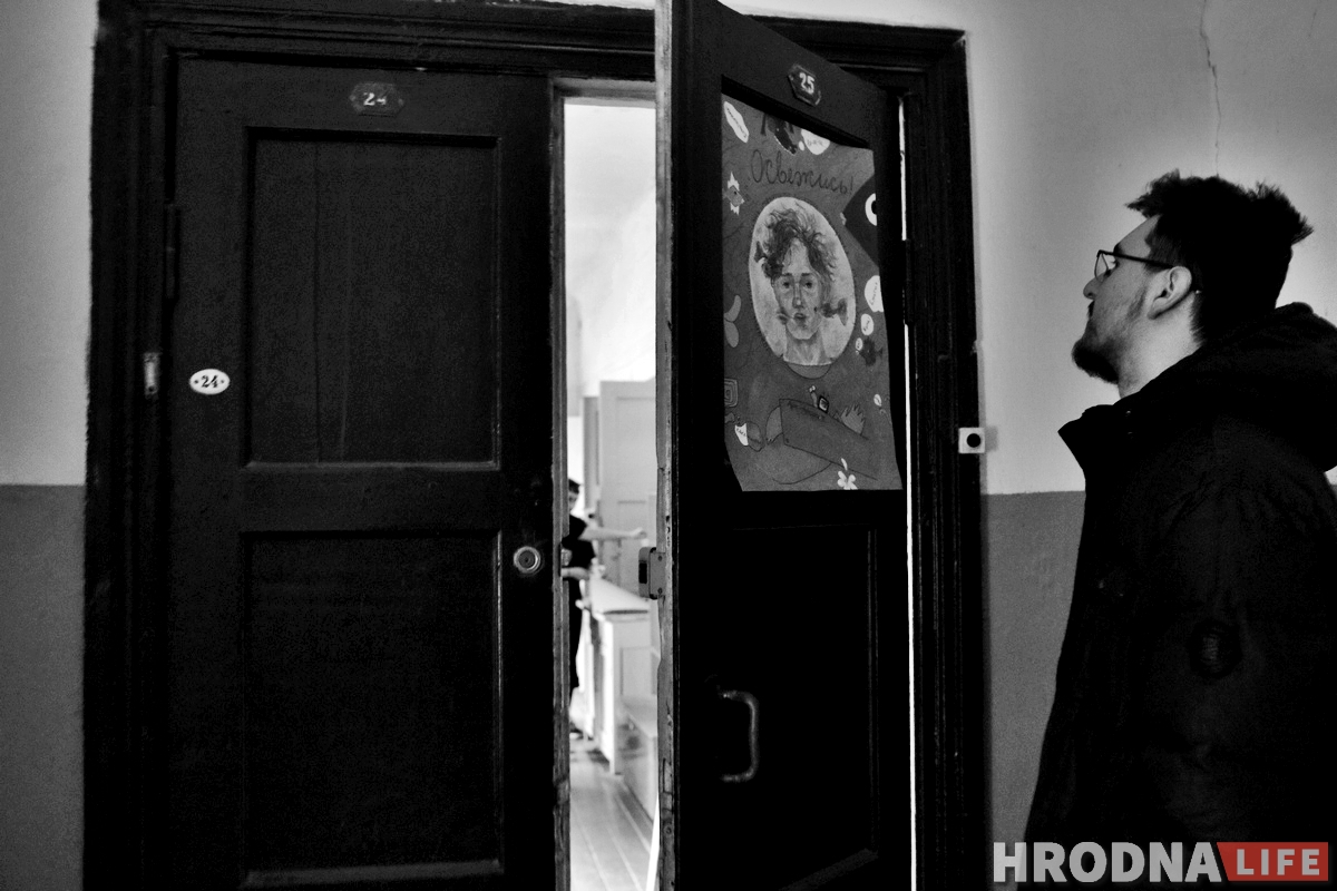 Галерея одного дня: молодые художники выставились в пустой квартире в центре Гродно