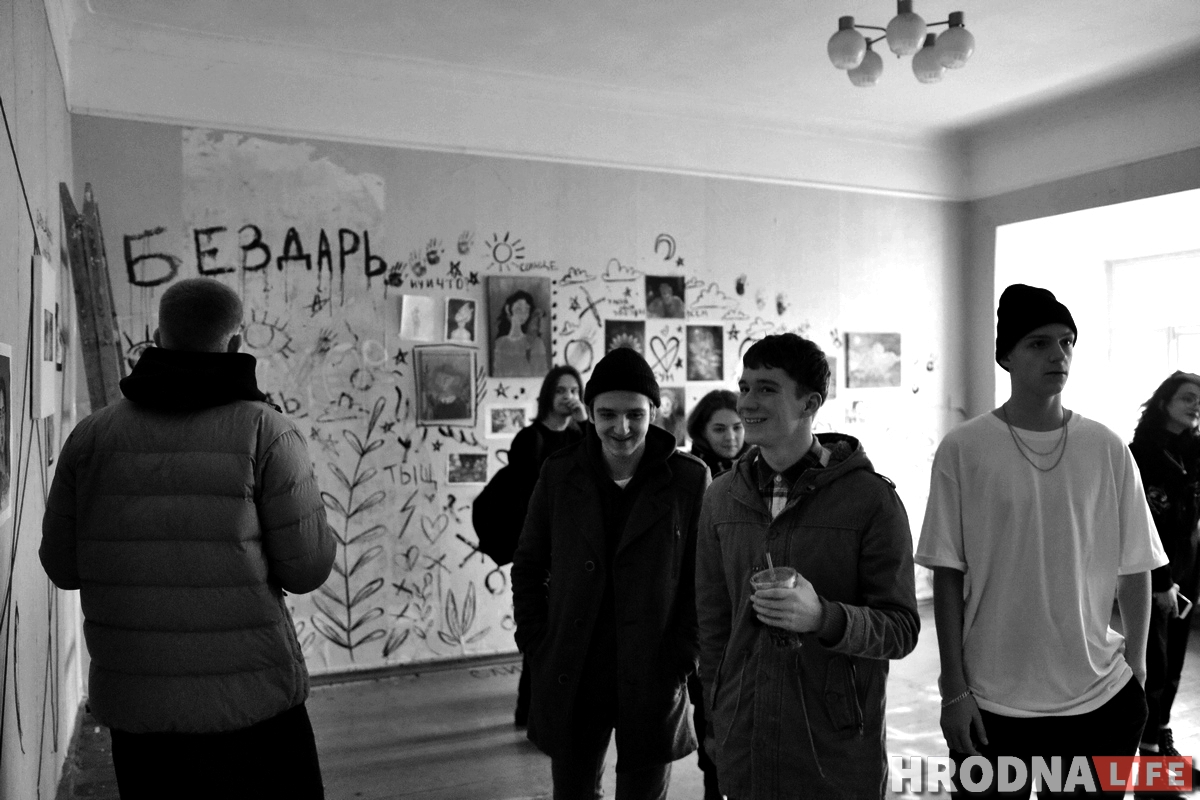 Галерея одного дня: молодые художники выставились в пустой квартире в центре Гродно
