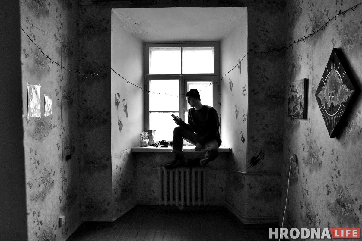 Галерея одного дня: молодые художники выставились в пустой квартире в центре Гродно