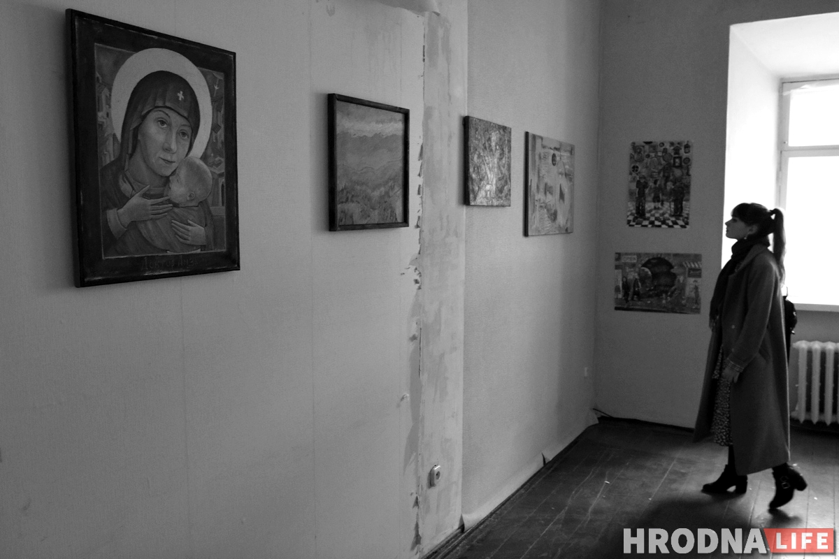 Галерея одного дня: молодые художники выставились в пустой квартире в центре Гродно