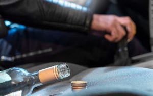 В Гродно водитель выпил бутылку водки и решил перепарковаться. Пострадало шесть машин