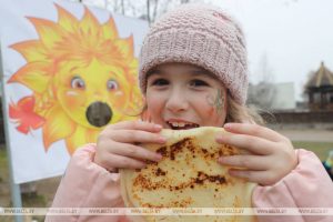 Баба-Яга и блины на лопате. Как в Гродно прошли проводы зимы