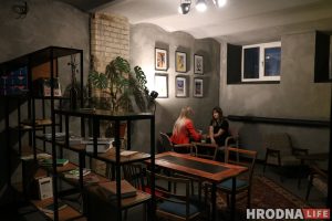 В подвале на Мостовой открылся бар “Третье место” с галереей нового формата 