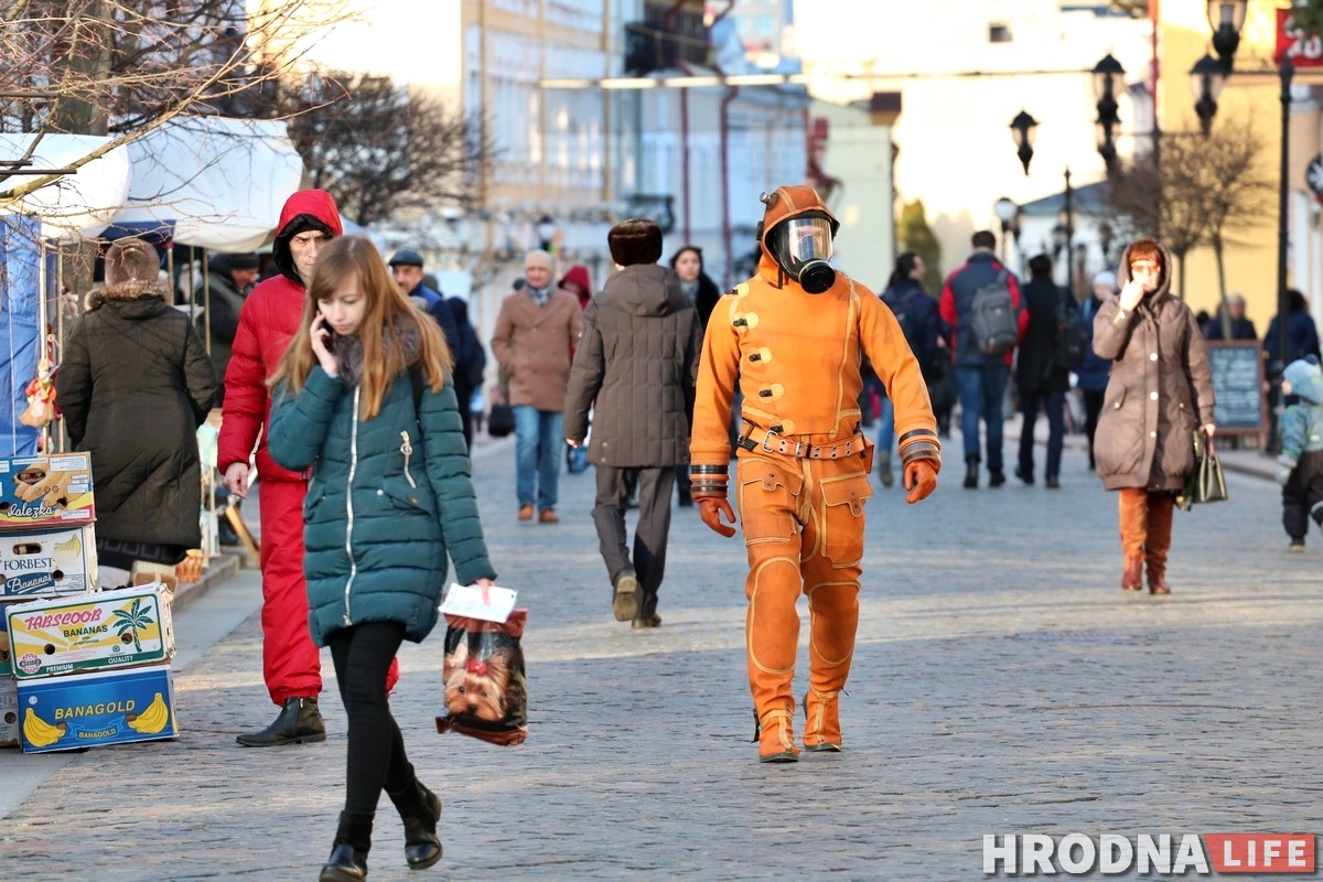 Фотофакт: По Гродно гулял мужчина в защитном костюме 
