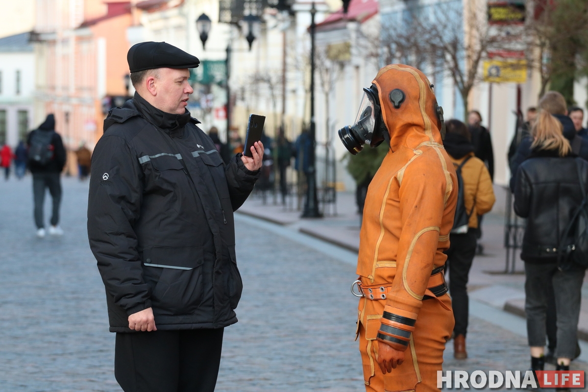 Фотофакт: По Гродно гулял мужчина в защитном костюме 