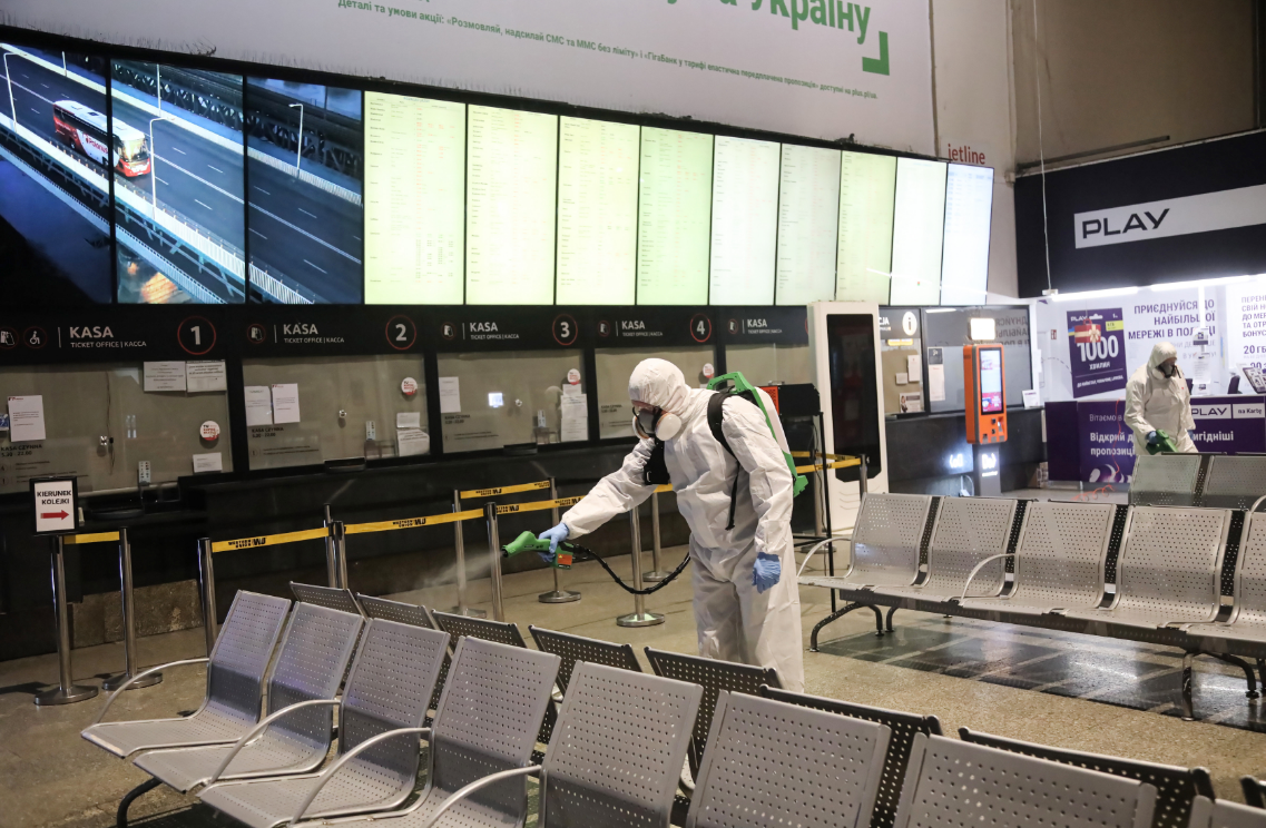 Больше 5 не собираться: как коронавирус изменил жизнь белорусов в разных странах