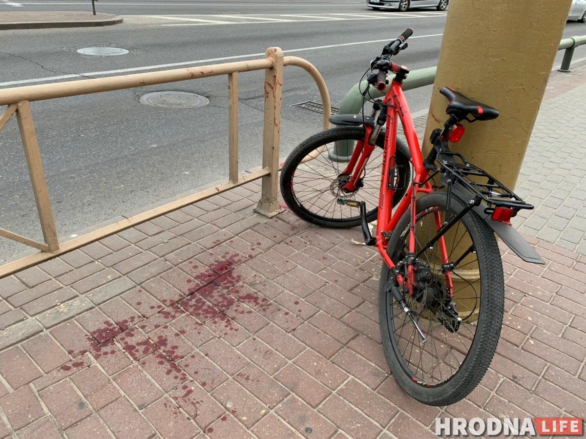 Возле Старого моста серьезно пострадал велосипедист. Он ударился об столб и упал