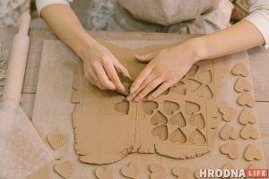 «Променяла белый халат на грязь». Гродненка ушла из медицины, чтобы лепить глиняную посуду «Променяла белый халат на грязь». Гродненка ушла из медицины, чтобы лепить глиняную посуду