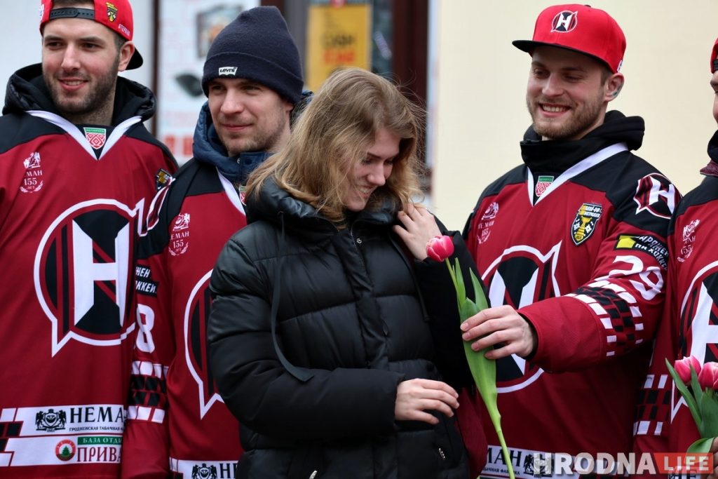 Хоккеисты "Немана" поздравили гродненских женщин с 8 марта