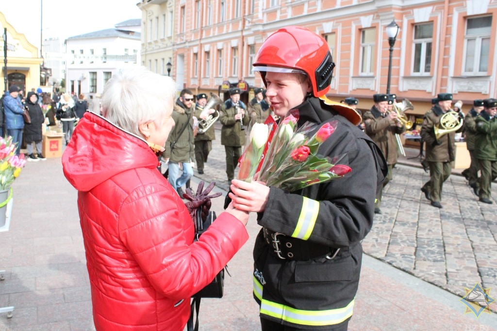 Гродненские спасатели ходили по Советской и дарили тюльпаны женщинам