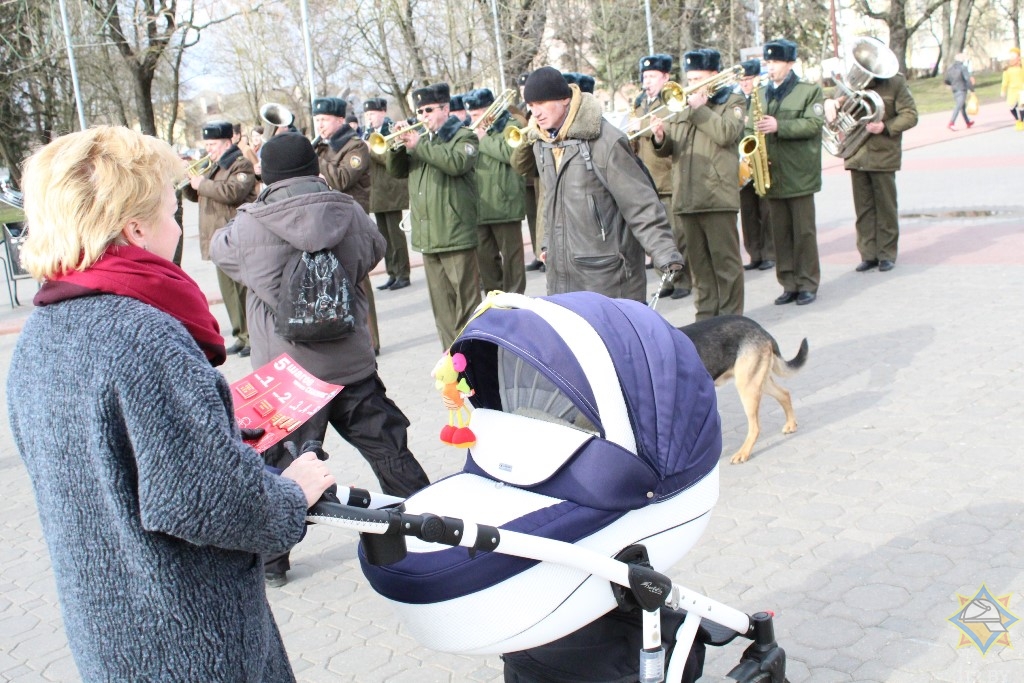 Гродненские спасатели ходили по Советской и дарили тюльпаны женщинам