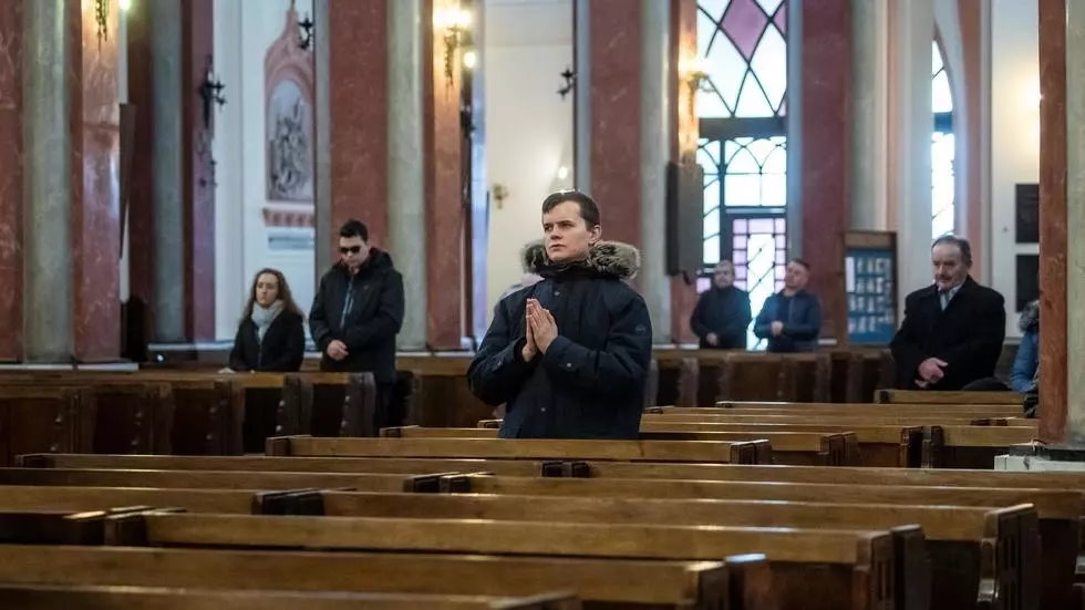 Больше 5 не собираться: как коронавирус изменил жизнь белорусов в разных странах