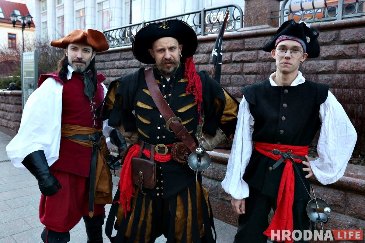 Гродненец на Советской подрался на шпагах и позвал девушку замуж (ВИДЕО)