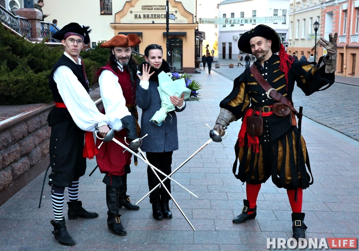 Гродненец на Советской подрался на шпагах и позвал девушку замуж (ВИДЕО)