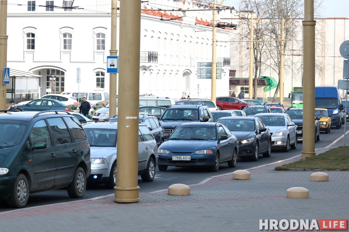 У цэнтры Гродна заторы з-за аварыі на Старым мосце і закрыцця Вялікай Траецкай