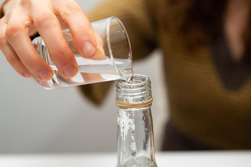 Дапамога адкуль не чакалі. Як зрабіць санітайзер з гарэлкі?