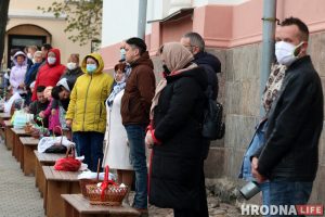 Соблюдали дистанцию и были в масках: как православные в Гродно освящали пасхальную пищу