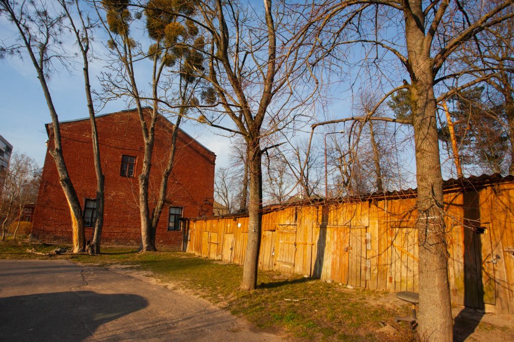 Вместе со старым сараем под снос попадают также деревья. Фото — Василий Молчанов/«Белсат»