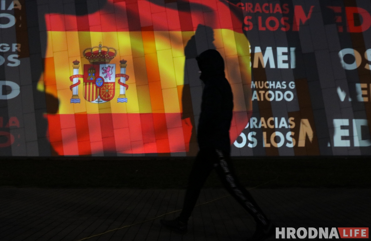 Словы падзякі медыкам усяго свету з'явіліся на фасадзе "OldCity"