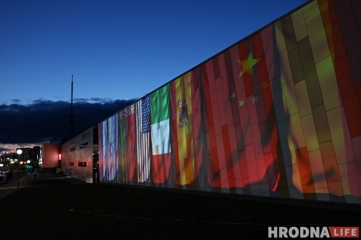 Словы падзякі медыкам усяго свету з'явіліся на фасадзе "OldCity"