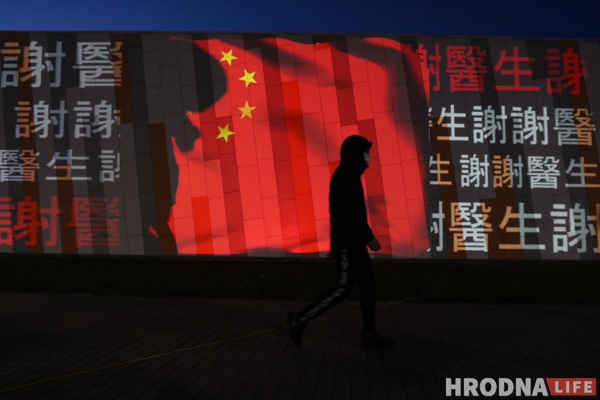 Словы падзякі медыкам усяго свету з'явіліся на фасадзе "OldCity"