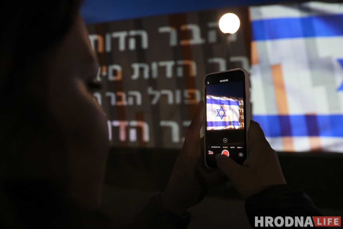 Словы падзякі медыкам усяго свету з'явіліся на фасадзе "OldCity"