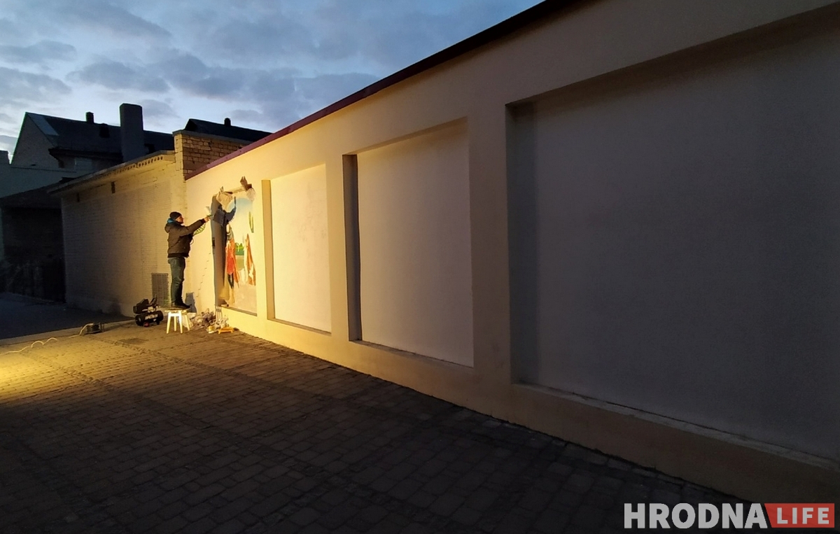 Дворик ABC снова станет привлекательным: там появится четыре новых росписи Дворик ABC снова станет привлекательным: там появится четыре новых росписи