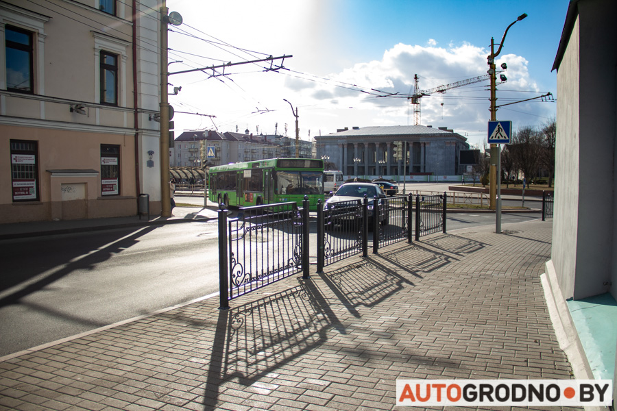 Каля Фарнага касцёла паставілі агароджу. Навошта?