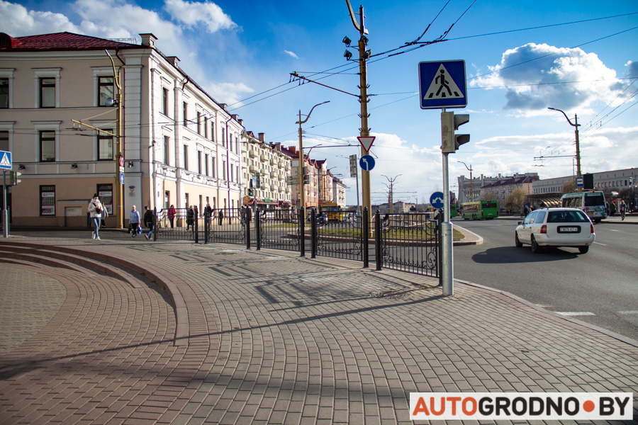 Каля Фарнага касцёла паставілі агароджу. Навошта?