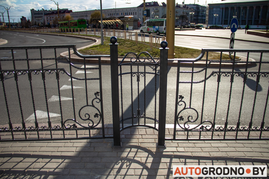 Каля Фарнага касцёла паставілі агароджу. Навошта?