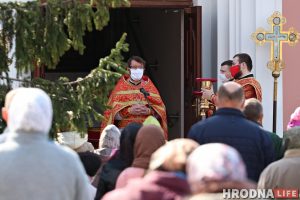 Литургия в Покровском соборе прошла на улице. Священники были в масках Литургия в Покровском соборе прошла на улице. Священники были в масках