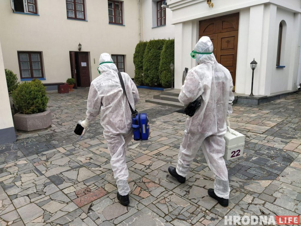 В Гродно закрыли для посетителей монастырь: приехали врачи в защитных костюмах