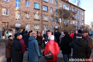 «Какой коронавирус? У нас ремонт не доделали!» Жители Гагарина вышли на улицу с претензиями «Какой коронавирус? У нас ремонт не доделали!» Жители Гагарина вышли на улицу с претензиями