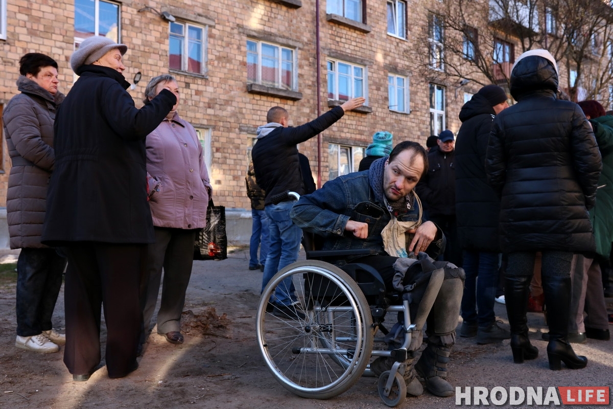 «Які каранавірус? У нас рамонт не скончылі!» Жыхары Гагарына выйшлі на вуліцу з прэтэнзіямі