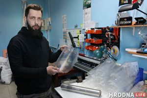 "Врачи на передовой, нам нужно их защитить". Как гродненцы делают для медиков защитные экраны