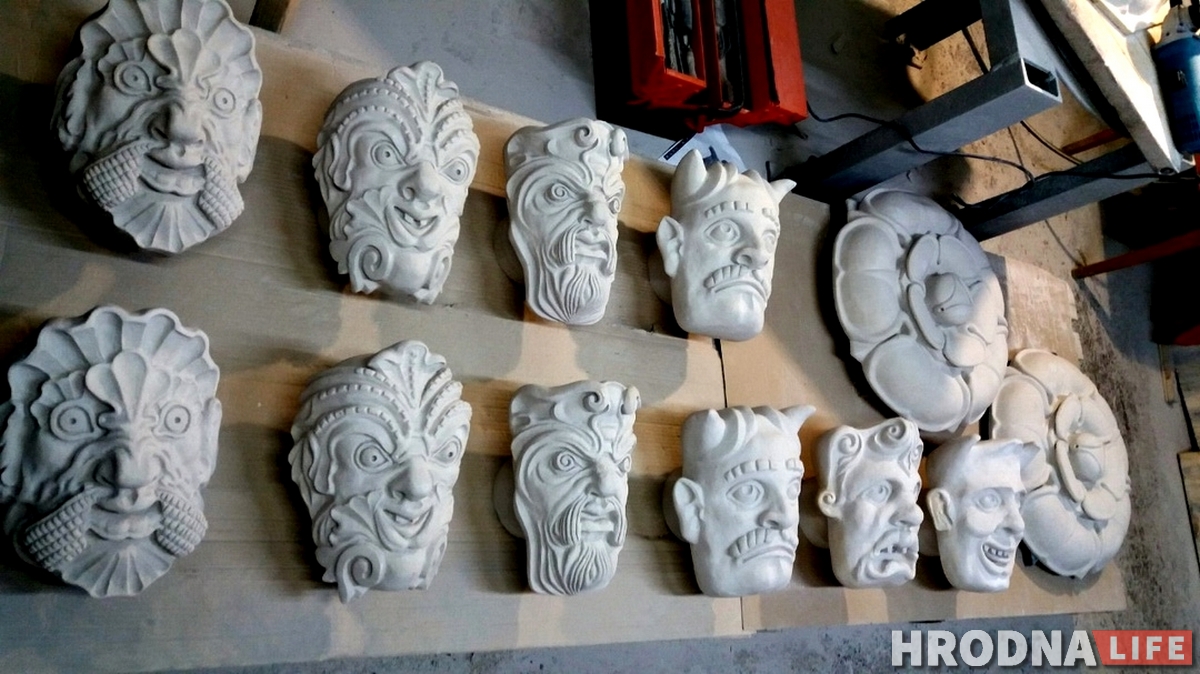 Скульптор показал новые маскароны, которые скоро появятся на Старом замке