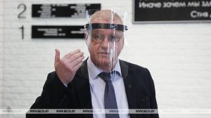 директор технопарка ГрГУ им. Янки Купалы Александр Василевич демонстрирует защитный экран, созданный с использованием технологий 3D-печати.