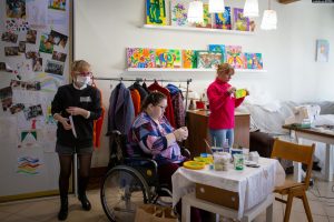 «У меня опускаются руки». Самую большую волонтерскую площадку по шитью комбинезонов для медиков в Гродно могут закрыть