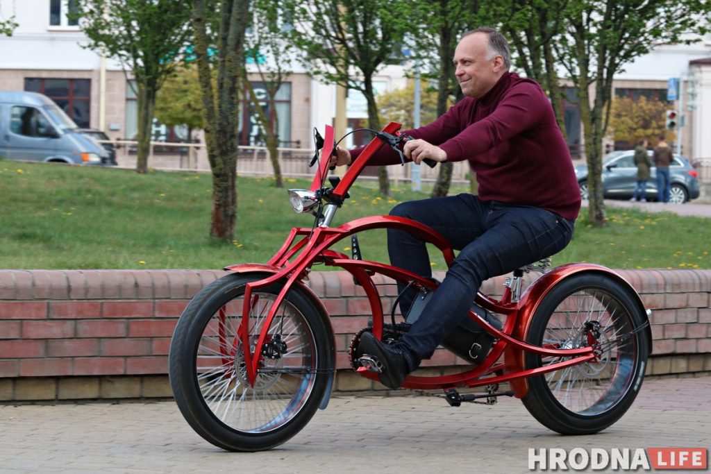 "Красная молния". Гродненец сам собрал электробайк за 6000 долларов