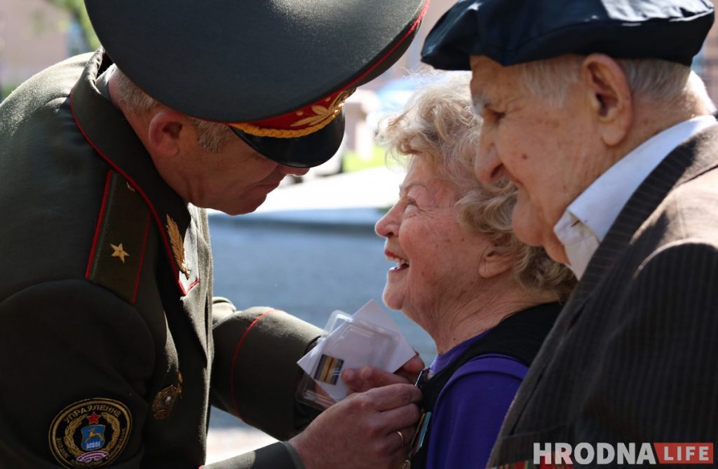 Без масок, но с оркестром и песнями. В Гродно ветеранов поздравляют с Днем Победы