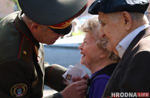 Без масок, но с оркестром и песнями. В Гродно ветеранов поздравляют с Днем Победы
