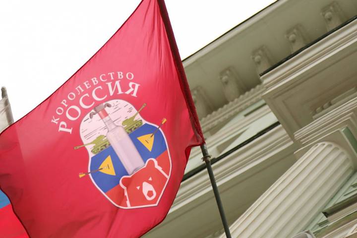 Студия Артемия Лебедева создала для Беларуси новый герб за 1300 евро - с котиком. Гродненские дизайнеры ответили "гербом России"