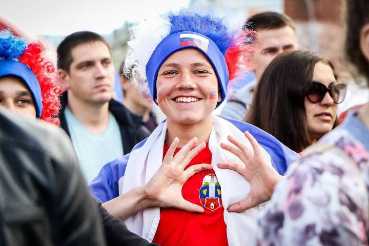 Студия Артемия Лебедева создала для Беларуси новый герб за 1300 евро - с котиком. Гродненские дизайнеры ответили "гербом России"