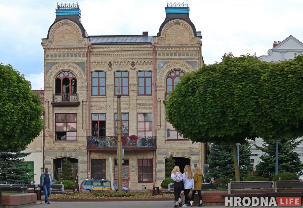 Вежы на доме купца Мураўёва пафарбавалі ў блакітны колер. Кажуць, так трэба