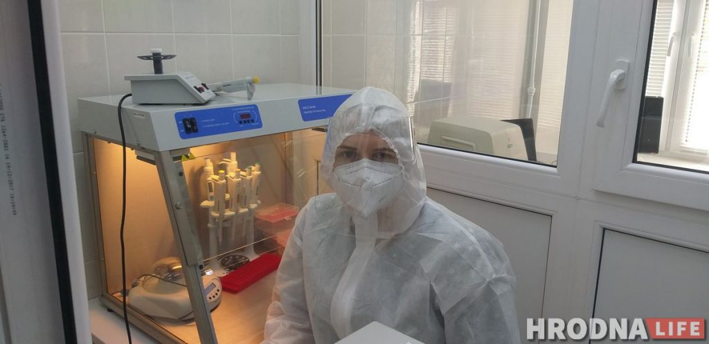 «Хутчэй заразішся ў краме, чым у лабараторыі». Як робяць тэсты на COVID-19 у Гродзенскім аграрным універсітэце