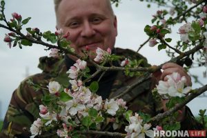 Словил хайп и стал фермером. Программист из Гродно закапывает гречку в землю и выращивает ягоды годжи