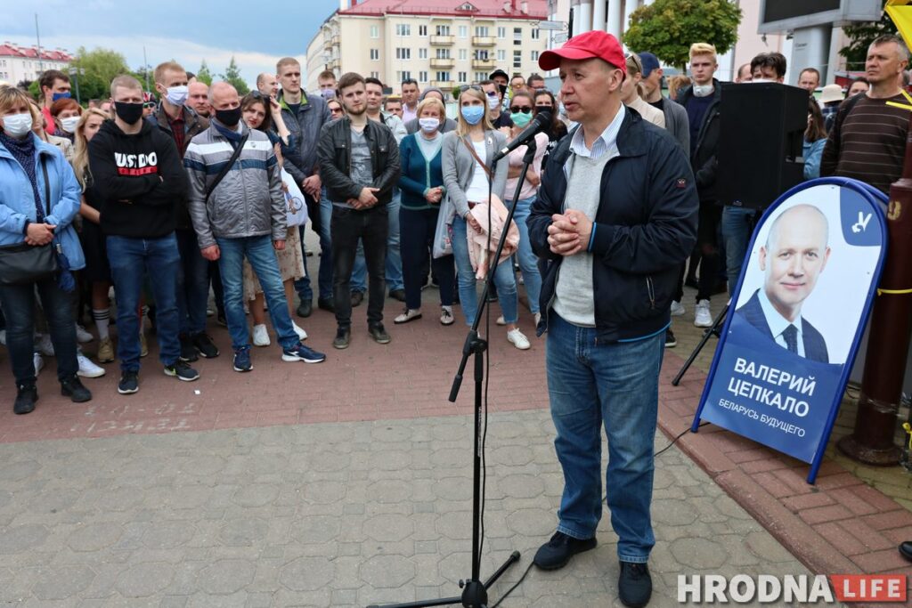 "Президент - не бог и не царь". Что Валерий Цепкало говорил на пикете в Гродно